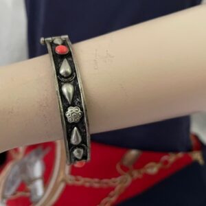 Vintage stijve of slaven draadwerk armband met ronde rode stenen - Afbeelding 6