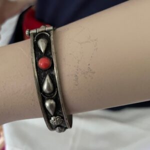 Vintage stijve of slaven draadwerk armband met ronde rode stenen - Afbeelding 2