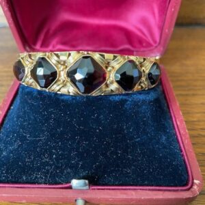 14kt. geelgouden stijve armband met emerald geslepen granaten