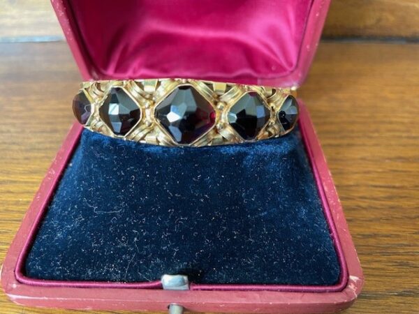 14kt. geelgouden stijve armband met emerald geslepen granaten