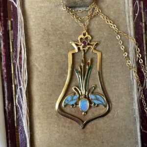 18 kt. geelgouden collier met hanger in art-nouveau stijl met robijn, opaal en venster emaille