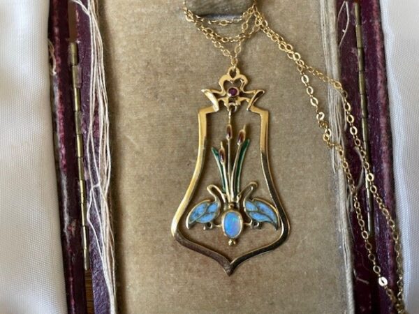 18 kt. geelgouden collier met hanger in art-nouveau stijl met robijn, opaal en venster emaille