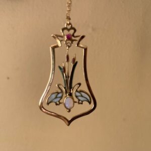 18 kt. geelgouden collier met hanger in art-nouveau stijl met robijn, opaal en venster emaille - Afbeelding 5