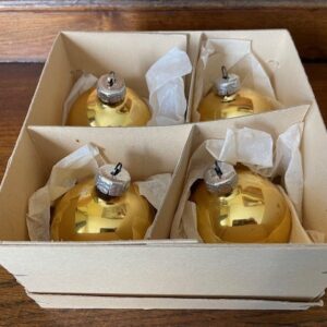 Oude retro doos met 4 goud kleurige kerstballen 1960