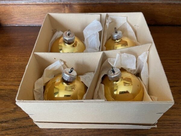Oude retro doos met 4 goud kleurige kerstballen 1960