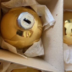 Oude retro doos met 4 goud kleurige kerstballen 1960 - Afbeelding 6