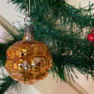 Antieke, oude kerstbal een framboos van dun geblazen glas in goud 1e kwart 1900