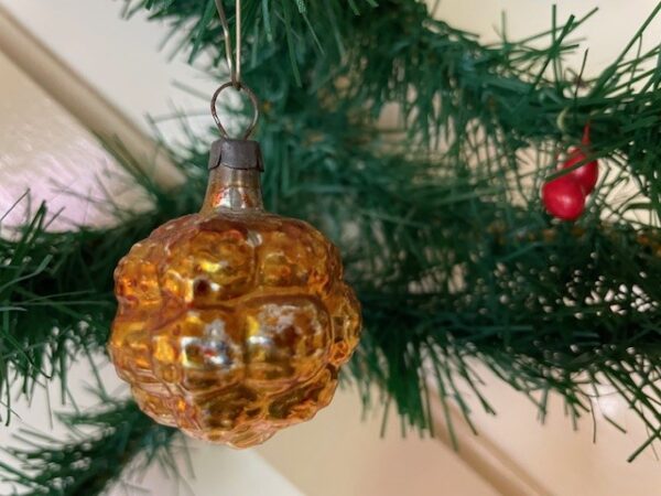 Antieke, oude kerstbal een framboos van dun geblazen glas in goud 1e kwart 1900