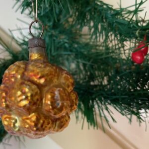 Antieke, oude kerstbal een framboos van dun geblazen glas in goud 1e kwart 1900 - Afbeelding 3