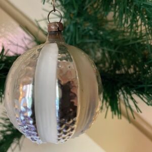 Oude antieke kerstbal een braam van dun geblazen glas in zilver met wit lint midden 1900