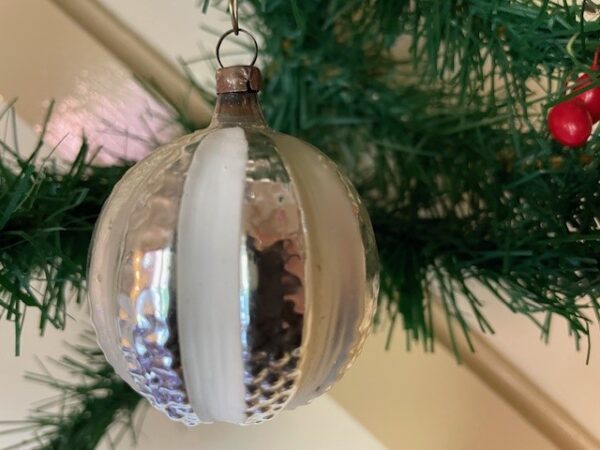 Oude antieke kerstbal een braam van dun geblazen glas in zilver met wit lint midden 1900