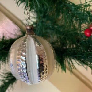 Oude antieke kerstbal een braam van dun geblazen glas in zilver met wit lint midden 1900 - Afbeelding 2
