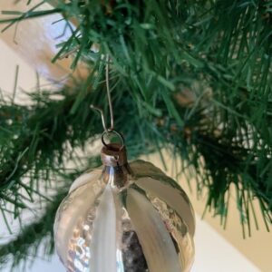 Oude antieke kerstbal een braam van dun geblazen glas in zilver met wit lint midden 1900 - Afbeelding 3