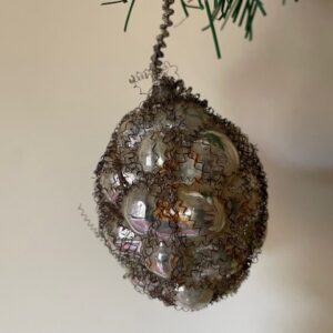 Antieke kerstbal een braam van vliesdun geblazen glas omwonden met leonisch draad 1900