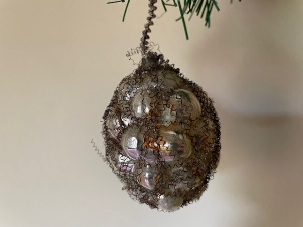 Antieke kerstbal een braam van vliesdun geblazen glas omwonden met leonisch draad 1900
