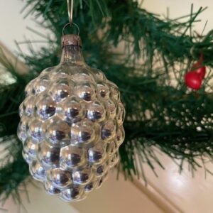 Oude antieke kerstbal een vrucht een braam van dun geblazen glas in zilver 1e helft 1900