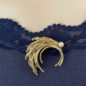 14 kt. geelgouden gestyleerde broche met Akoya parel Pforzheim 1960