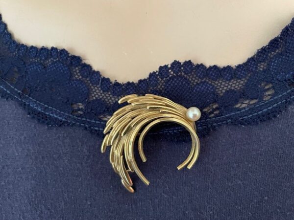 14 kt. geelgouden gestyleerde broche met Akoya parel Pforzheim 1960