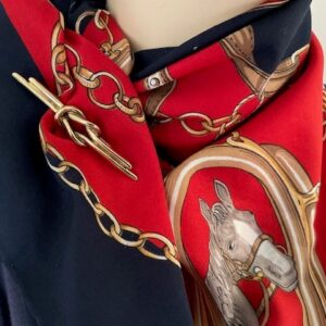 1e gehalte zilver vergulde broche met een platte knoop