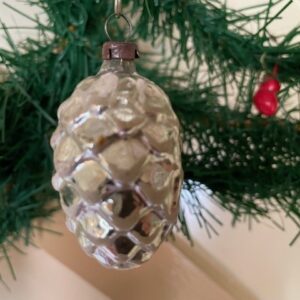 Antieke oude mini dennenappel van dun geblazen glas in zilver 1e kwart 1900