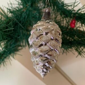 Oude antieke kerstbal dennenappel van dun geblazen glas in zilver midden 1900