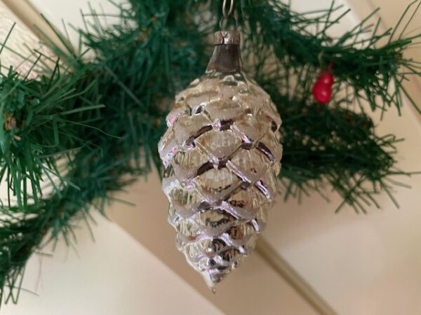 Oude antieke kerstbal dennenappel van dun geblazen glas in zilver midden 1900