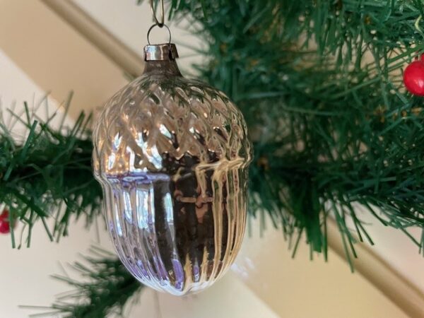 Oude antieke kerstbal een eikel van dun geblazen glas in zilver 1e helft 1900