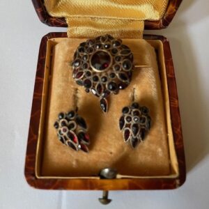 Antiek geelgouden set van broche en oorstekers met granaat 1890