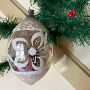 Giga grote druppel kerstbal van dun geblazen glas in zilver en wit 1e helft 1900