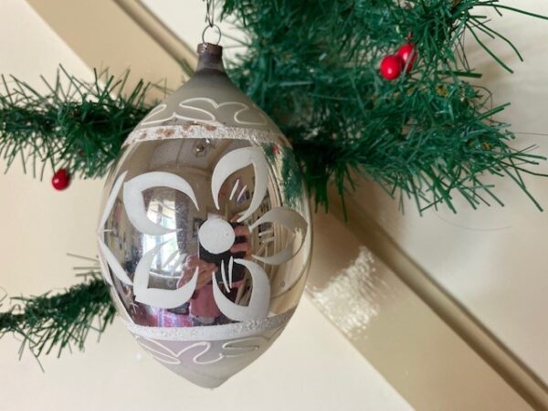 Giga grote druppel kerstbal van dun geblazen glas in zilver en wit 1e helft 1900