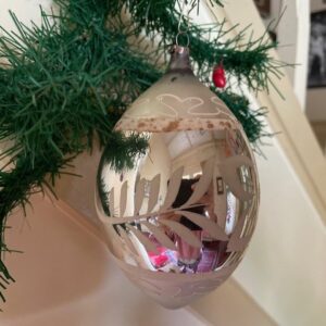 Giga grote druppel kerstbal van dun geblazen glas in zilver en wit 1e helft 1900 - Afbeelding 2