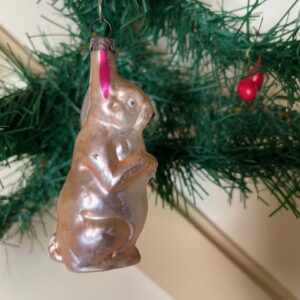 Antieke oude kerstbal een haas of konijn van dun geblazen glas in roze 2e helft 1900