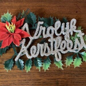 Retro "Vrolijk Kerstfeest" ornament van early plastic in rood en groen 1950