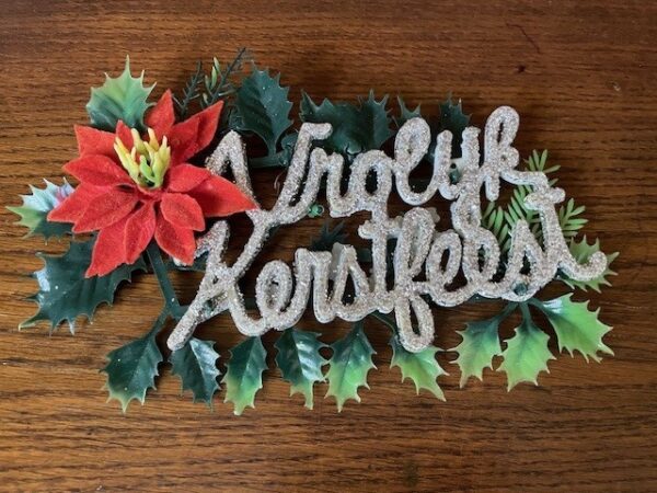 Retro "Vrolijk Kerstfeest" ornament van early plastic in rood en groen 1950