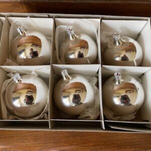Doos met 6 kerstballen van geblazen glas in zilver 3e kwart 1900 - Afbeelding 2