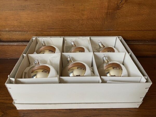 Doos met 6 kerstballen van geblazen glas in zilver 3e kwart 1900