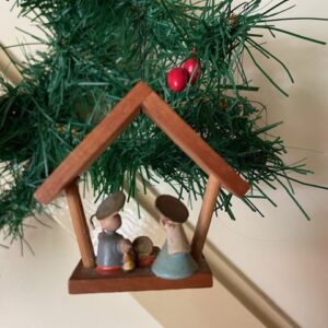 Oud, antiek houten mini kerststalletje voor in de boom Ertsgebergte midden 1900 - Afbeelding 3