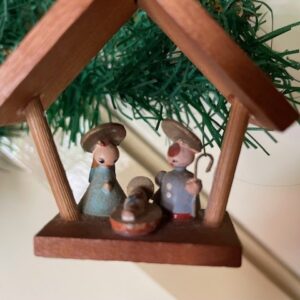 Oud, antiek houten mini kerststalletje voor in de boom Ertsgebergte midden 1900