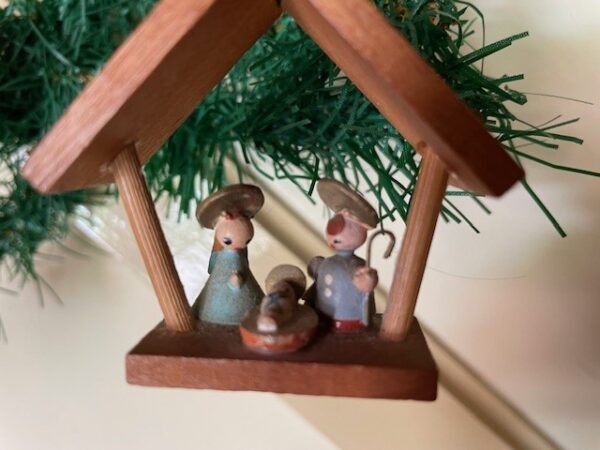 Oud, antiek houten mini kerststalletje voor in de boom Ertsgebergte midden 1900