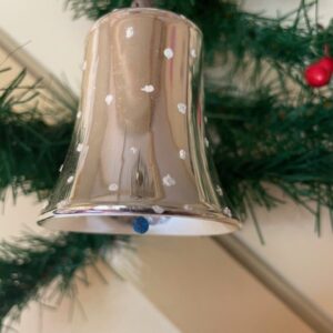 Oude antieke kerstklok van dun geblazen glas in zilver met sneeuwvlokjes 1e helft 1900