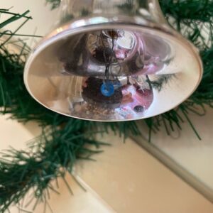 Oude antieke kerstklok van dun geblazen glas in zilver met sneeuwvlokjes 1e helft 1900 - Afbeelding 2