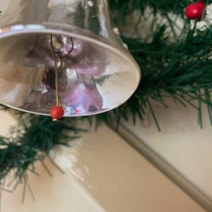 Antieke oude flinke kerstklok van dun geblazen glas in zilver met sneeuwvlokken 1e helft 1900 - Afbeelding 2