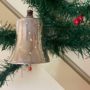 Antieke oude flinke kerstklok van dun geblazen glas in zilver met sneeuwvlokken 1e helft 1900