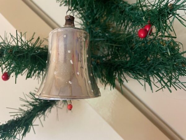 Antieke oude flinke kerstklok van dun geblazen glas in zilver met sneeuwvlokken 1e helft 1900