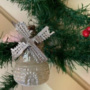 Antieke oude kerstbal een molen van dun geblazen glas in zilver met wieken van zilver