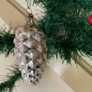 Oude antieke kerstbal een dennenappel van dungeblazen glas in zilver 1e helft 1900