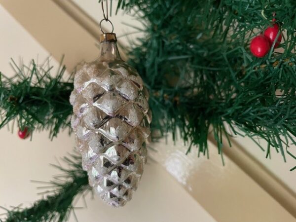 Oude antieke kerstbal een dennenappel van dungeblazen glas in zilver 1e helft 1900