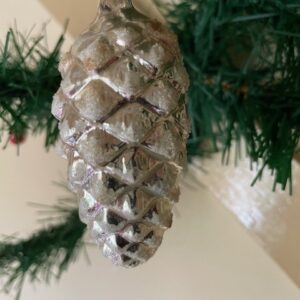 Oude antieke kerstbal een dennenappel van dungeblazen glas in zilver 1e helft 1900 - Afbeelding 2