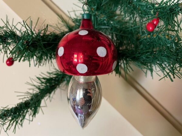 Oude antieke giga grote paddenstoel van dun geblazen glas in rood en wit 1e helft 1900