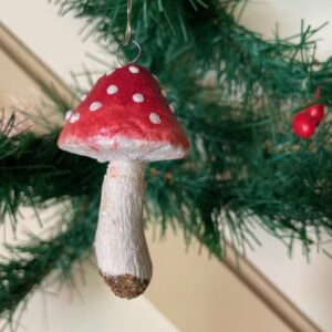 Antieke paddenstoel van watten en sitspapier in rood en wit